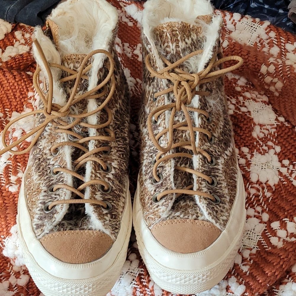 Furry Converse  Chuck Taylor size 9 excellent condition